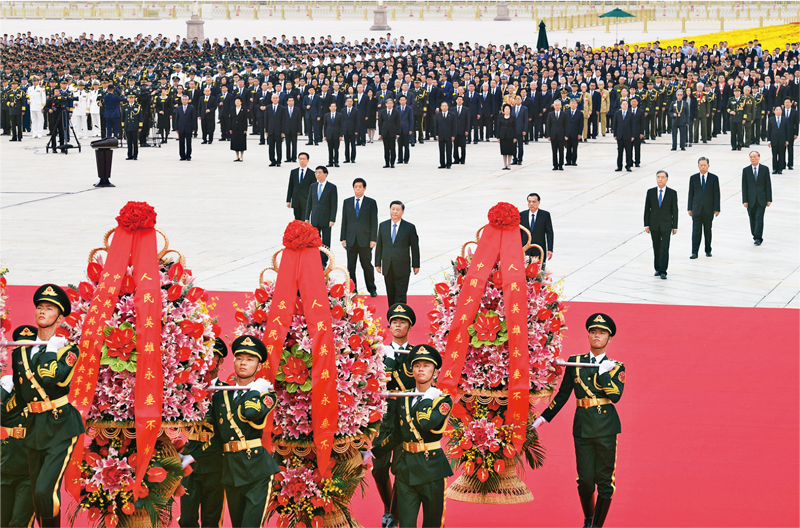 2021年9月30日上午，黨和國家領(lǐng)導人習近平、李克強、栗戰(zhàn)書、汪洋、王滬寧、趙樂際、韓正、王岐山等來到北京天安門廣場，出席烈士紀念日向人民英雄敬獻花籃儀式。 新華社記者 張領(lǐng)/攝