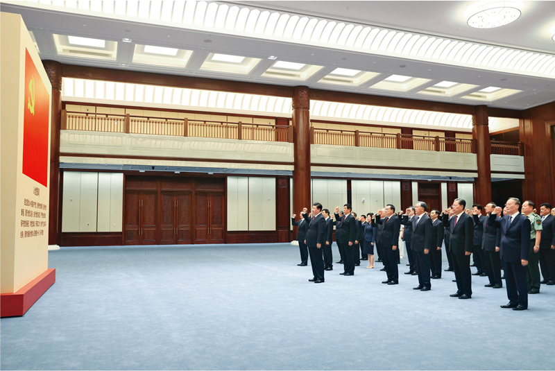 2021年6月18日，黨和國家領(lǐng)導人習近平、李克強、栗戰(zhàn)書、汪洋、王滬寧、趙樂際、韓正、王岐山等在中國共產(chǎn)黨歷史展覽館參觀“‘不忘初心、牢記使命’中國共產(chǎn)黨歷史展覽”。這是參觀結(jié)束后，習近平帶領(lǐng)黨員領(lǐng)導同志一起重溫入黨誓詞。 新華社記者 鞠鵬/攝