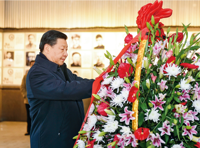 2016年2月1日至3日，中共中央總書記、國家主席、中央軍委主席習近平來到江西，看望慰問廣大干部群眾和駐贛部隊。這是2月2日，習近平在井岡山革命烈士陵園向革命烈士敬獻花籃。 新華社記者 謝環(huán)馳/攝