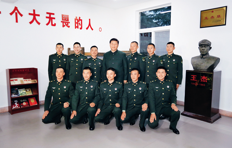 2017年12月13日，中共中央總書記、國家主席、中央軍委主席習近平到第71集團軍視察。這是習近平同“王杰班”戰(zhàn)士合影。 新華社記者 李剛/攝