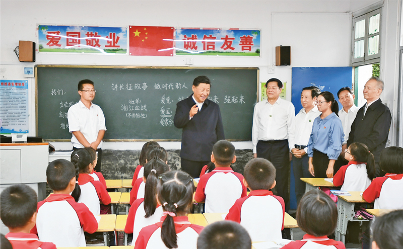 2020年9月16日至18日，中共中央總書記、國家主席、中央軍委主席習近平在湖南考察。這是16日下午，習近平在郴州市汝城縣文明瑤族鄉(xiāng)第一片小學，同正在上思政課的同學們親切交流。 新華社記者 謝環(huán)馳/攝