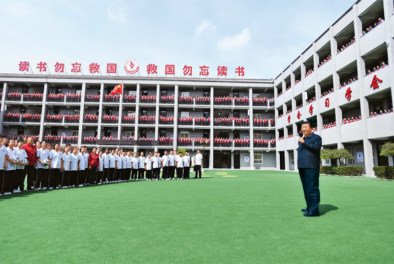 2021年9月13日至14日，中共中央總書記、國家主席、中央軍委主席習近平在陜西省榆林市考察。這是14日上午，習近平在綏德實驗中學考察時，同師生親切交流。 新華社記者 謝環(huán)馳/攝